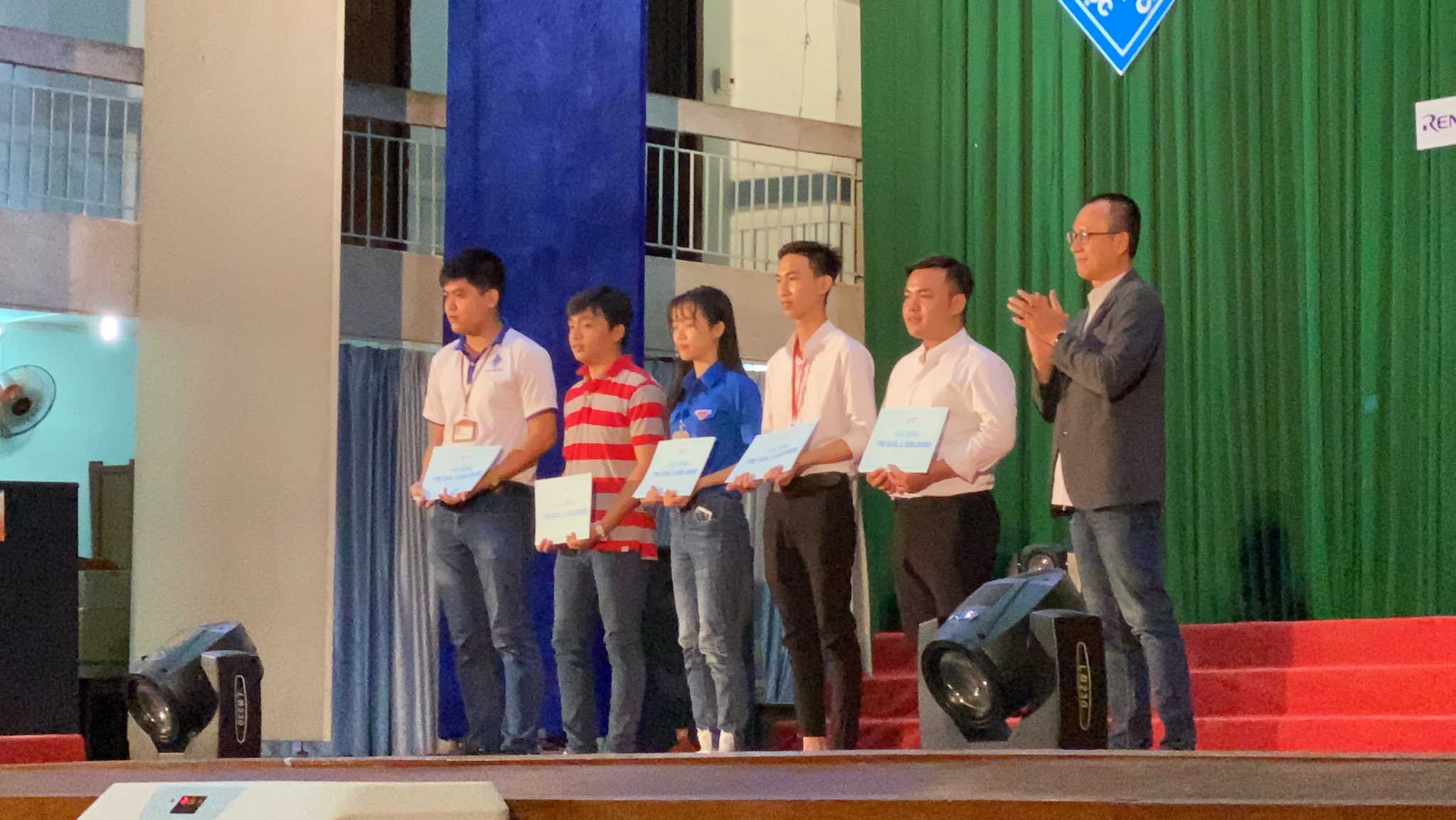 GIANTY VN awards scholarships to students with good academic achievements and difficult circumstances in the Faculty of Information Technology and Communications.