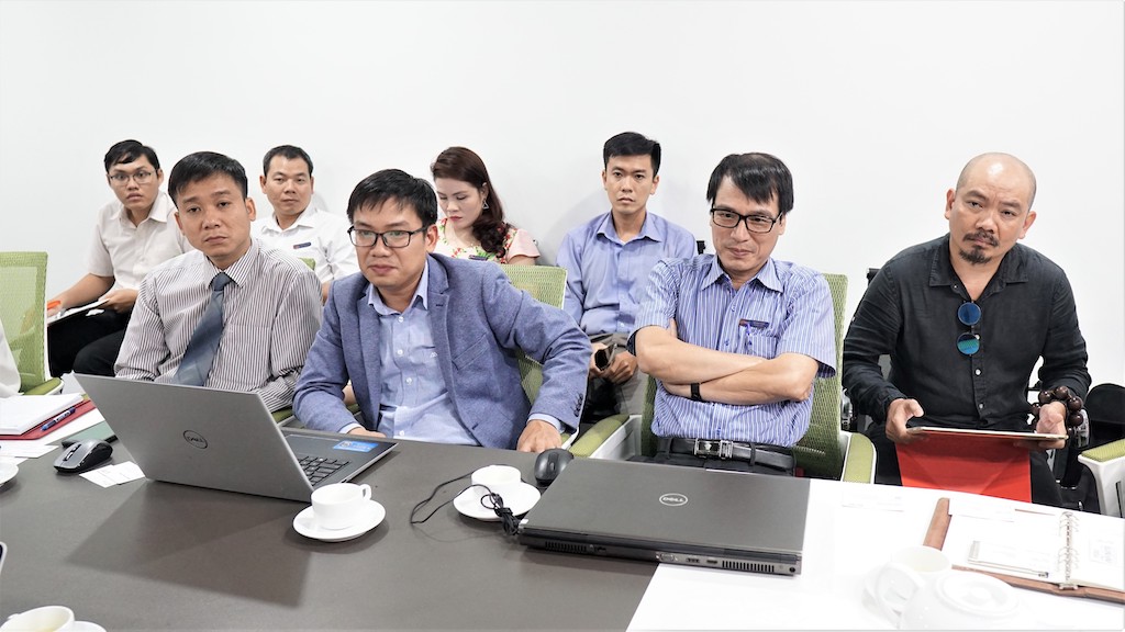 The representatives of Truong Van Lang listened attentively to the information shared by GIANTY