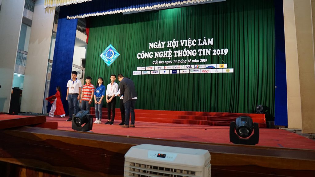 Mr. Tran Huynh Long, on behalf of the company, awarded 5 scholarships to students with good academic achievements and difficult circumstances