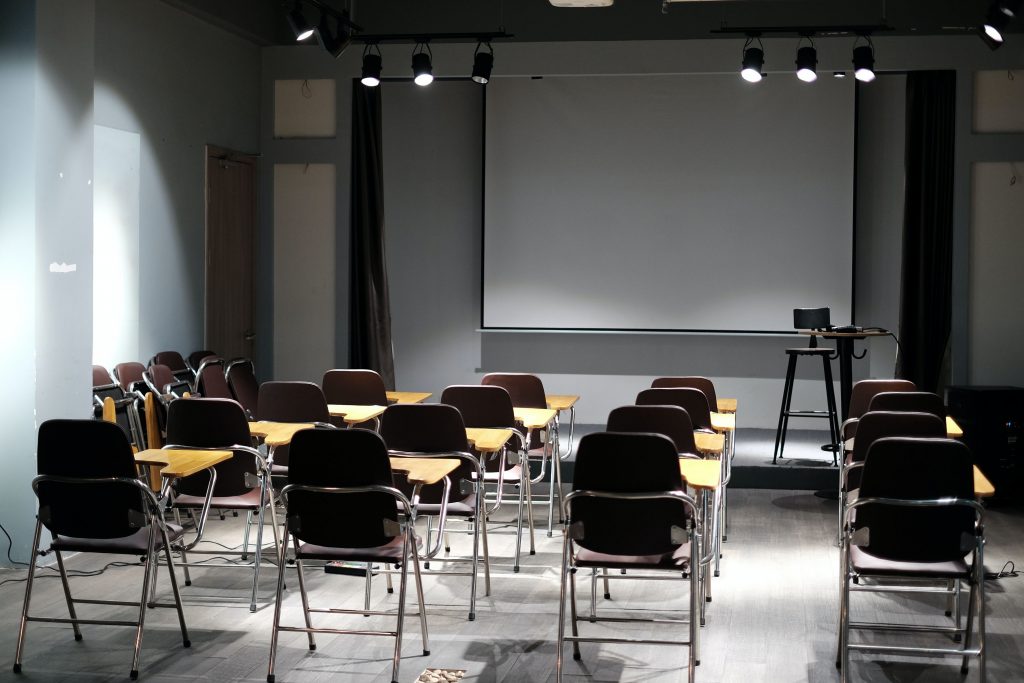 Spacious and comfortable classroom setting at GIANTY Studio where you will study for 6 sessions