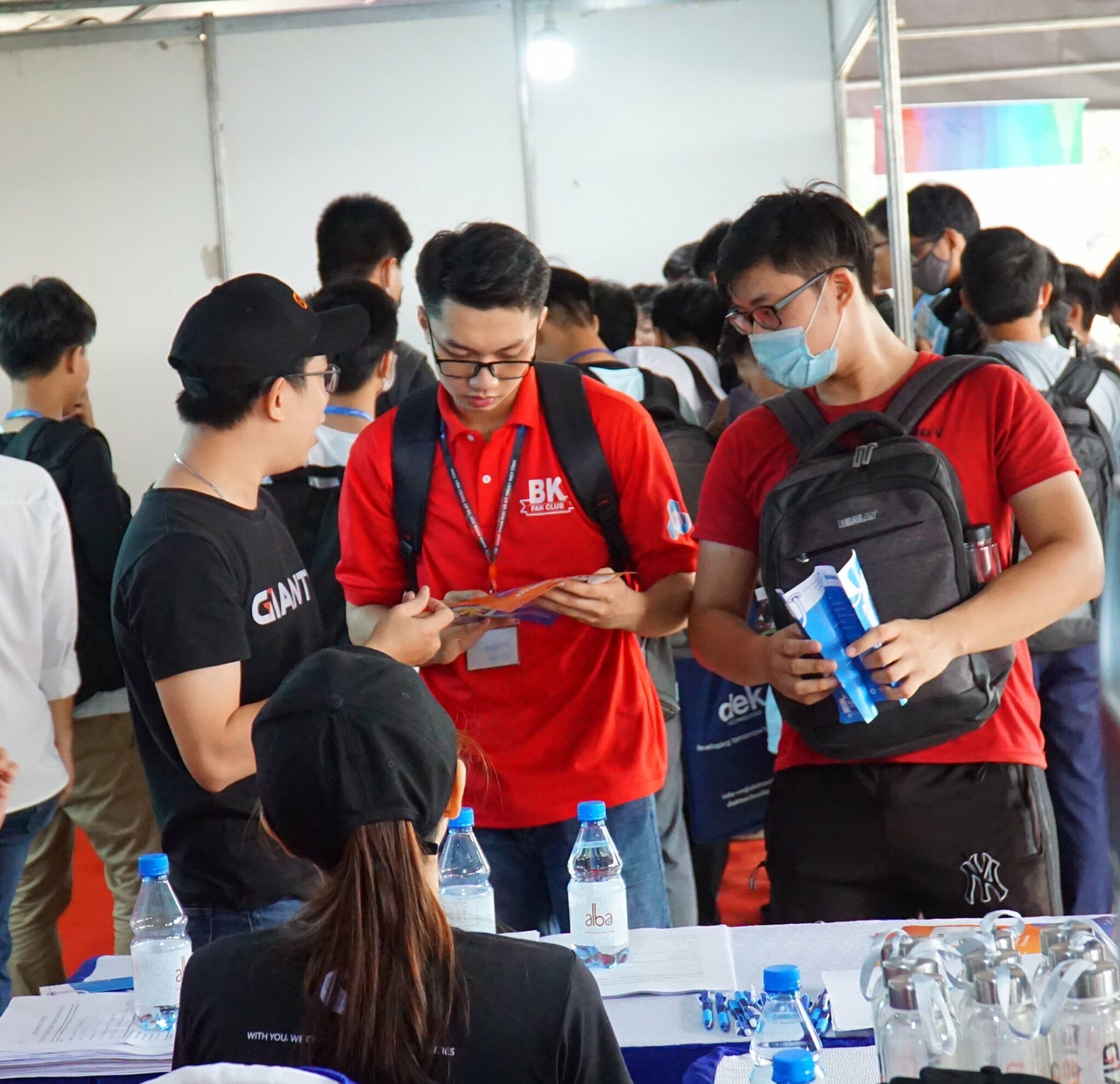 Mr. Minh Thanh is advising Polytechnic students about job opportunities at GIANTY