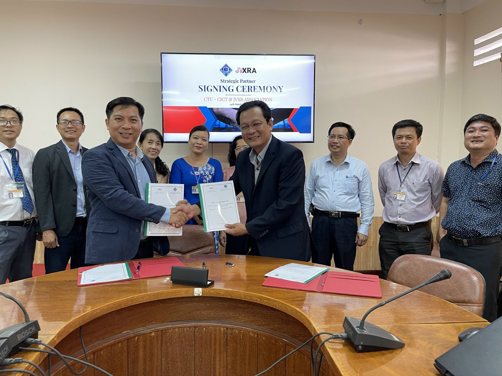 JVXRA Co-founder, Mr. Nguyen Anh Bang (left) signed a cooperation agreement with Dr. Nguyen Huu Hoa, Head of Faculty of Information Technology and Communications, Can Tho University